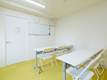 ホワイトボード有り - スポロスタジオ【溝の口駅徒歩２分】🎹ピアノ📶高速WIFI 会議室／Cルーム【駅２分】🎻ビブラフォン／電子ピアノ（即決）の室内の写真