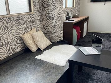 ディープなエリアのデザイナーズホテルの1室と共有部分が使えます。各駅から徒歩5分圏内。無料駐車場も有ります（予約制） - どやねんホテルズ バクロ