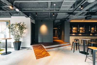 1Fでフロント対応いたします。 - どやねんホテルズ バクロ ゼブラ部屋の入口の写真