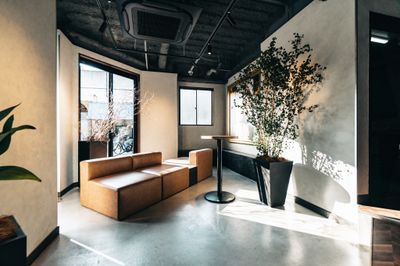 大きなソファーでくつろげます。 - どやねんホテルズ バクロ ゼブラ部屋の入口の写真