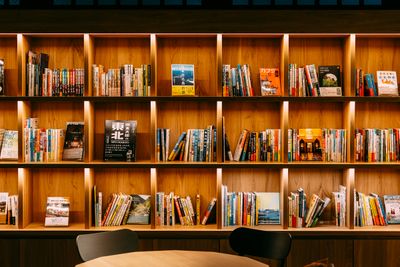 ラウンジの本棚には旅に関する本が沢山！ - WeBase 京都　 コワーキングスペースの室内の写真
