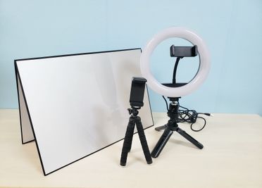 ZoomなどオンラインMTGに使えるリングライトなどのお貸出しもしています。 - ブリーグ会議室 博多出張に！駅近でアクセス◎｜27㎡・16名可の設備の写真