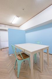 面接などの時はパーテーションで部屋を区切っての利用もできます。 - ブリーグ会議室 博多出張に！駅近でアクセス◎｜27㎡・16名可の室内の写真