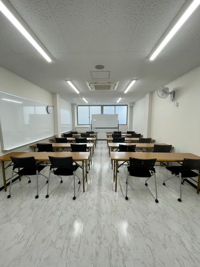東京国際学園　研修センター 101教室の室内の写真