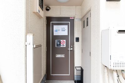 入口にレンタルスタジオのラミネートが貼っております。 - Irodori白金高輪 コンパクトなレンタルスタジオIrodori白金高輪店の入口の写真