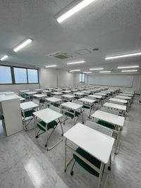 東京国際学園　研修センター 102教室の室内の写真