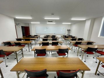 東京国際学園情報専門学校 104教室の室内の写真