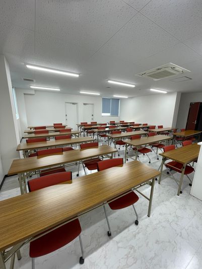 東京国際学園　研修センター 104教室の室内の写真