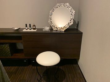 鏡や椅子等の小物も必要に応じてご利用いただけます。数に限りがあります。 - エステスタジオ　ナチュラン ⌇レンタルサロン　高岡市⌇ エステサロン  Naturun内の室内の写真