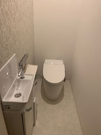 清潔感のある共有トイレです。 - エステスタジオ　ナチュラン ⌇レンタルサロン　高岡市⌇ エステサロン  Naturun内の室内の写真