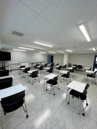 東京国際学園　研修センター 202教室の室内の写真