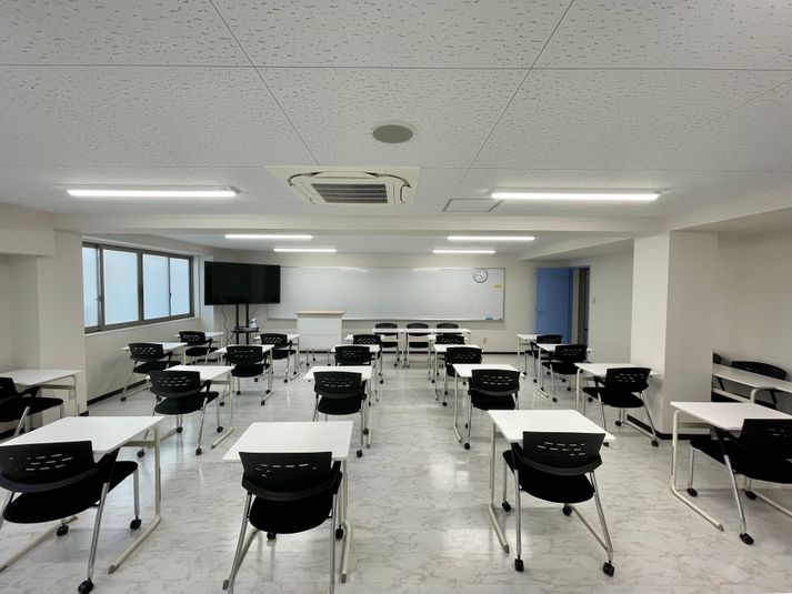 東京国際学園　研修センター 202教室の室内の写真