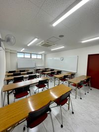 東京国際学園　研修センター 105教室の室内の写真