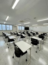 東京国際学園　研修センター 302教室の室内の写真