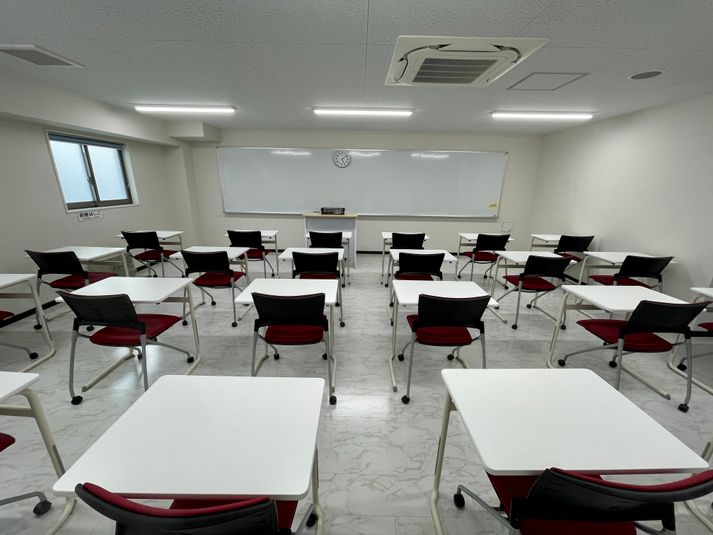 東京国際学園　研修センター 304教室の室内の写真