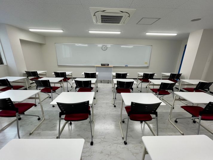 東京国際学園　研修センター 305教室の室内の写真