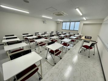 東京国際学園情報専門学校 305教室の室内の写真