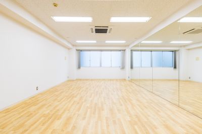 床：（2021年8月施工）ARENA FIT
気分MAXの明るい色合いで、ダンスも可能な大好評アリーナフィット仕様、防音、防振対策済みです。
・安心：信頼の設計、国内生産品
・安全：衝撃吸収性・抗菌性
・運動性能：適度な反発性・防滑性
・メンテナンス：抗菌UV樹脂コーティング

「衝撃吸収性」足腰への負荷や転倒時の衝撃を軽減
「発音低減性」静音効果で反響音を軽減
「抗菌性」屋内施設を清潔な空間に保つ
「防滑性」適度な防滑性を有す
「耐動荷重性」評価A - レンタルスタジオ【サンタクロス】 レンタルスタジオの室内の写真