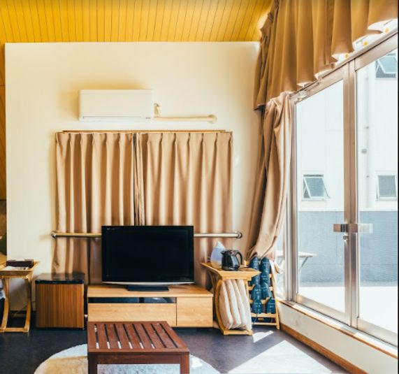 ちょっと風変わりな都会の秘密基地 - どやねんホテルズ ヤマト