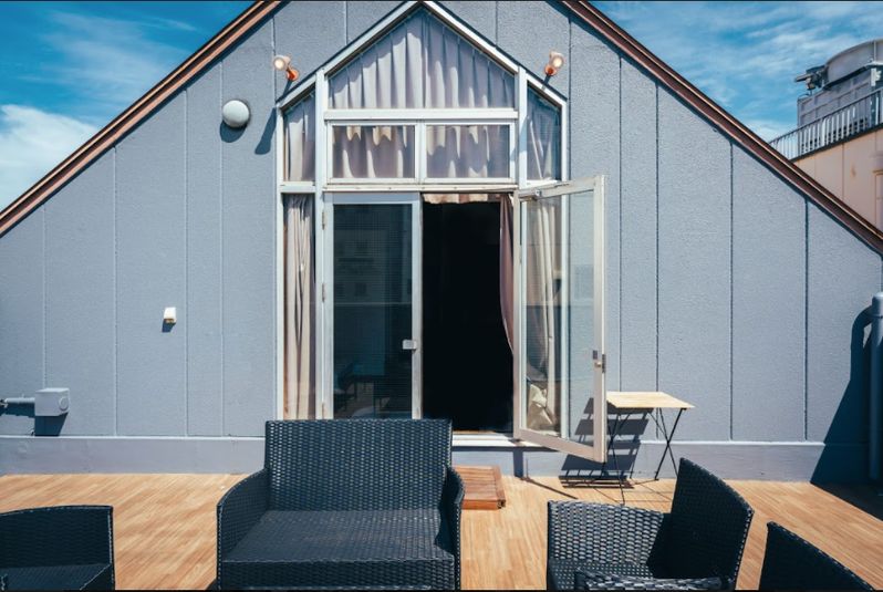 ちょっと風変わりな都会の秘密基地 - どやねんホテルズ ヤマト