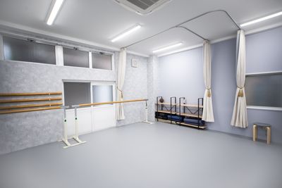 更衣スペース
カーテンで２スペースに仕切れます。
 - bulle studio バレエレンタルスタジオの室内の写真