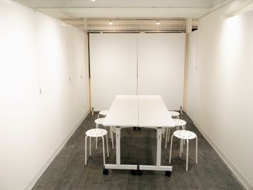 テーブル2台　椅子6脚 - レンタルスペース 　パズル浅草橋 レンタルギャラリー 全室貸しの室内の写真