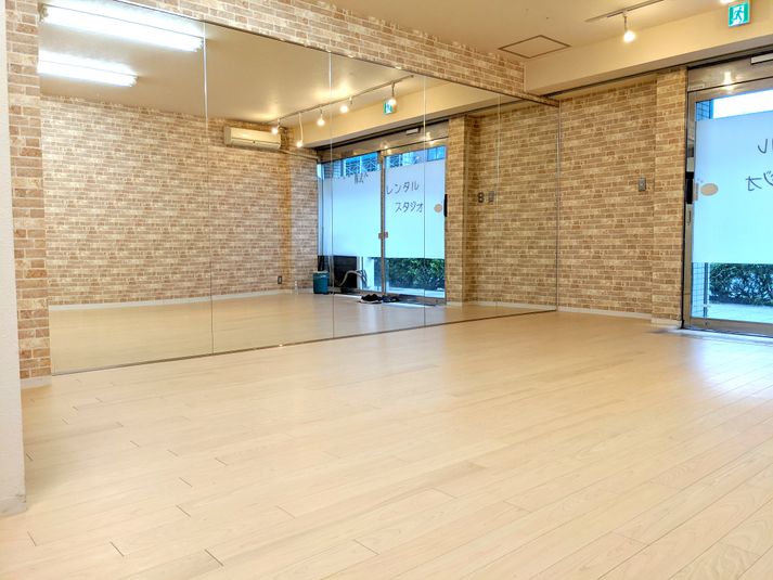 大型鏡を一面に用意しているので、ダンス練習などに最適です。 - monoダンススタジオ西巣鴨 オープン特価中！ダンススタジオの室内の写真