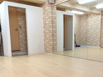 monoダンススタジオ西巣鴨 monoダンススタジオ西巣鴨　高級ヨガマットも常備の室内の写真