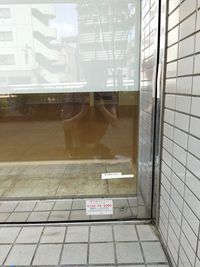 ドアノブにキーボックスが掛けられています。
 - monoダンススタジオ西巣鴨 monoダンススタジオ西巣鴨　高級ヨガマットも常備の入口の写真