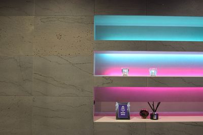 本棚の照明は4パターンの切り替えが可能です。（写真のお色は撮影タイミングのものです。パターンは日によってランダムですが、必要に応じてお問い合わせください。） - Tsukiji CAVE 2.0 (Lounge&Bar) 《築地/新富町徒歩2分》天然石リノベーション空間の室内の写真