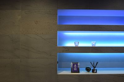 本棚の照明は4パターンの切り替えが可能です。（写真のお色は撮影タイミングのものです。パターンは日によってランダムですが、必要に応じてお問い合わせください。） - Tsukiji CAVE 2.0 (Lounge&Bar) 《築地/新富町徒歩2分》天然石リノベーション空間の室内の写真