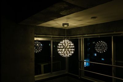 ペンダントライトを窓に反射させれば幻想的な空間も演出できます。 - Tsukiji CAVE 2.0 (Lounge&Bar) 《築地/新富町徒歩2分》天然石リノベーション空間の室内の写真