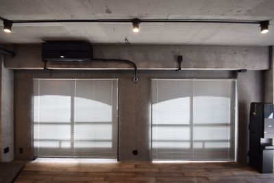 リビングエリアでは、ブラインドを閉めれば壁一面クールなグレーの背面を作ることもできます。 - Tsukiji CAVE 2.0 (Lounge&Bar) 《築地/新富町徒歩2分》天然石リノベーション空間の室内の写真