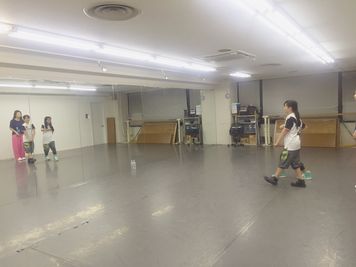 貸しスタジオWEST 貸切スタジオ（〜20名）の室内の写真