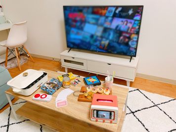 50インチTVの大画面‼️ 
各種ボードゲームあります🎶 - トーノア🏠新大阪 パーティスペースの室内の写真