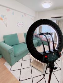 プロ仕様の本格リングライトは映え具合が違う!!と好評です✨✨ - トーノア🏠新大阪 パーティスペースの室内の写真