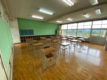 小学校の普通教室です。この教室には高校生サイズの机とイスが20脚ございます。 - 没頭空間 八ヶ岳コモンズ 普通教室（５年生）の室内の写真