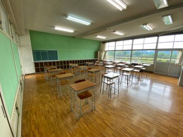 小学校の普通教室です。この教室には高校生サイズの机とイスが20脚ございます。 - 八ヶ岳コモンズ 普通教室（５年生）の室内の写真