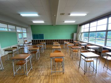 小学校の普通教室です。この教室には高校生サイズの机とイスが20脚ございます。 - 八ヶ岳コモンズ 普通教室（５年生）の室内の写真