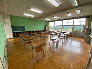 普通教室【6】 廃校になった小学校の教室です。ビジネス利用はもちろんですが、各種撮影のロケ地としてもご利用ください。（高校生サイズの机とイスが20脚ございます） - 八ヶ岳コモンズ 普通教室（６年生）の室内の写真