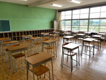 普通教室【6】 廃校になった小学校の教室です。ビジネス利用はもちろんですが、各種撮影のロケ地としてもご利用ください。（高校生サイズの机とイスが20脚ございます） - 八ヶ岳コモンズ 普通教室（６年生）の室内の写真