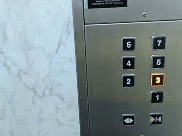 エレベーターに乗ったら3階で降りてください。 - monoダンススタジオ大塚 大塚駅1分　ダンスの個人、少人数利用に最適 【楽器使用不可】の室内の写真