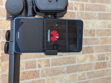 三脚はスマホを横にして挟むように使用します。 - monoダンススタジオ西巣鴨 monoダンススタジオ西巣鴨　高級ヨガマットも常備の室内の写真