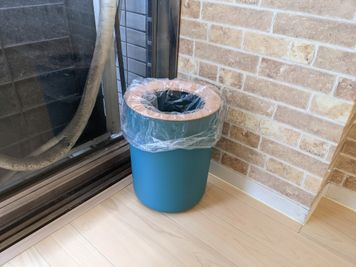 持ち込んだゴミは基本的にお持ち帰りください。掃除の際にクイックルワーパーの使用済みシートを捨てるためにご利用ください。 - monoダンススタジオ西巣鴨 monoダンススタジオ西巣鴨　高級ヨガマットも常備の室内の写真