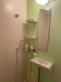 シャンプー、リンス、ボディーソープを用意しております。

※タオルは持参して使用済みのタオルは必ずお持ち帰り下さい。 - JK Room 赤塚 会議室、パーティー、施術、裁縫の室内の写真