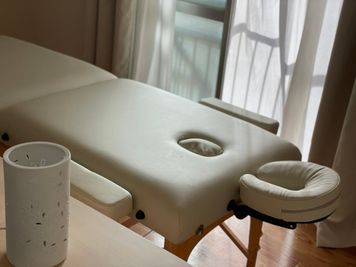 施術台は普段はキッチン側の部屋収納してあります。
※利用後は必ず片付けて下さい。 - JK Room 赤塚 会議室、パーティー、施術、裁縫の室内の写真