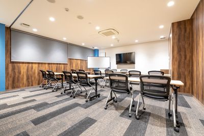BIZcomfort神戸元町 最大14名用セミナールームの室内の写真