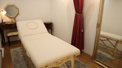 施術用ベッドはリクライニング可能です。 - サロンドゥインナップ青山 エステルーム Bの室内の写真