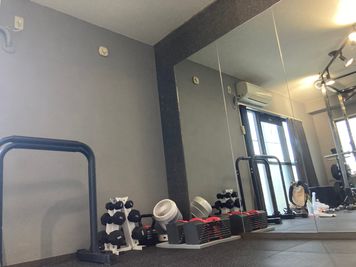 Rental gym BIG トレーニングルーム兼スペースの室内の写真