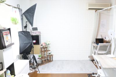 キッチンと反対側の白レンガ風のバック - アートキャップの写真スタジオ ポートレート/宣材写真/商品の撮影の室内の写真